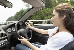ドライブする女性